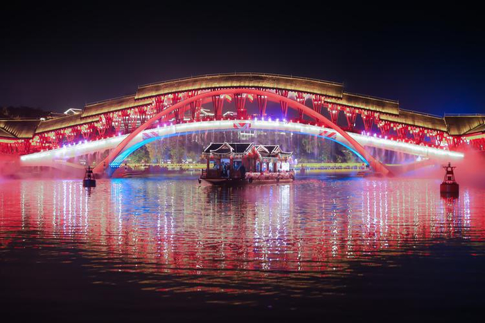 南海里水，画舫从张灯结彩的情浓桥下经过。佛山日报摄影俱乐部 黄国恩摄