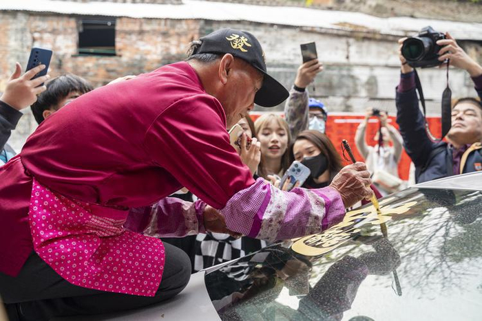 快子路上，新式挥春吸引市民。佛山日报摄影俱乐部成翠兰摄