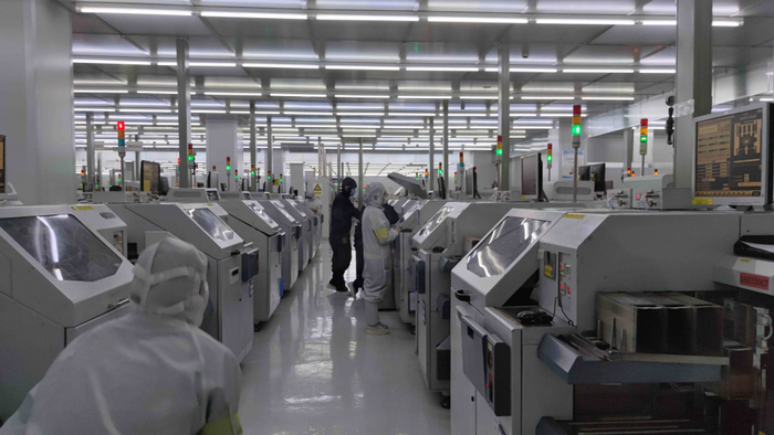 ▲重庆万国半导体科技有限公司生产车间正赶产订单。受访企业供图