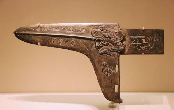 图16：虎纹青铜戈，四川博物院藏