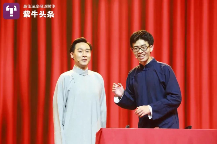 朱景琛和刘浩宇在表演相声