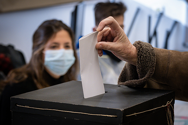 当地时间2022年1月30日，葡萄牙里斯本，当日进行议会选举，民众前往投票站投票。人民视觉 资料图