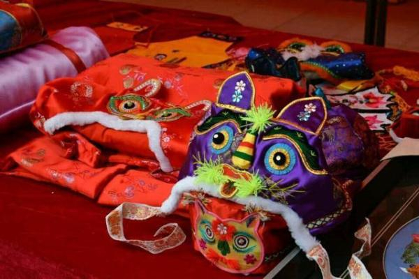 图22：当代街头虎头帽、虎头鞋等琳琅满目的民俗商品