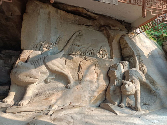 盘溪石虎为深浮雕石虎一对，一大一小，左右排列。江北区文管所供图