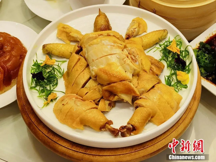 图为白斩鸡。刘玥晴 摄