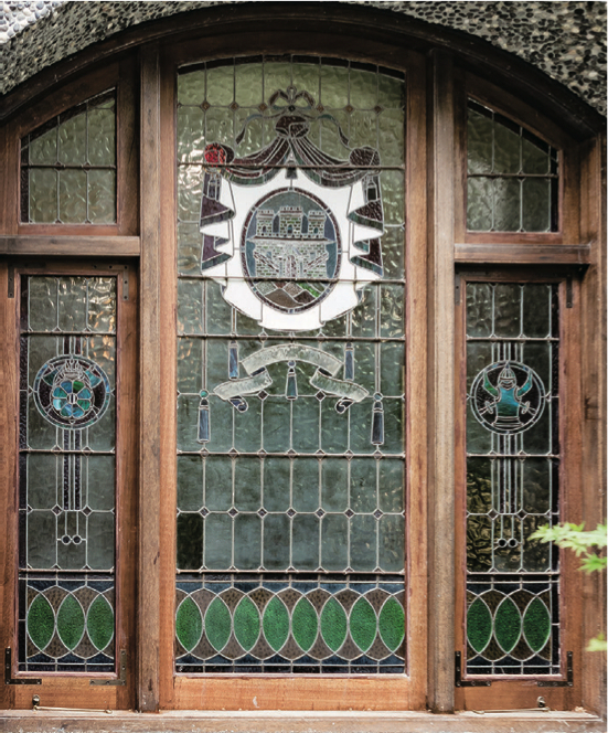 修缮后的彩色玻璃窗外部