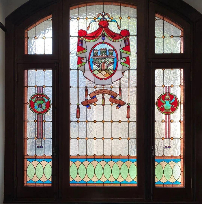 建筑内部的彩色玻璃窗