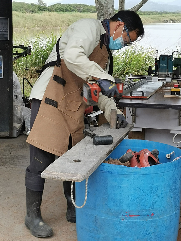 控制基围水位的WWF工作人员正在自制木质水闸闸板。王婷 图