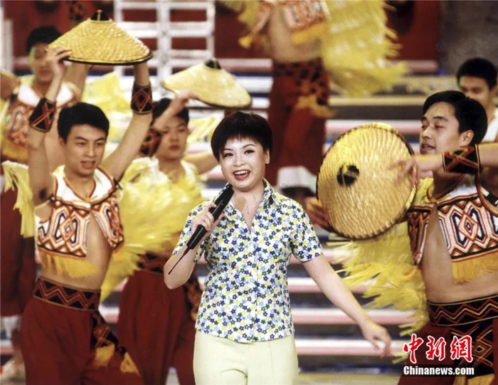 　　1999年2月，中央电视台春节联欢晚会进入彩排阶段。图为李琼演唱歌曲《山路十八弯》。中新社记者赵振清 摄