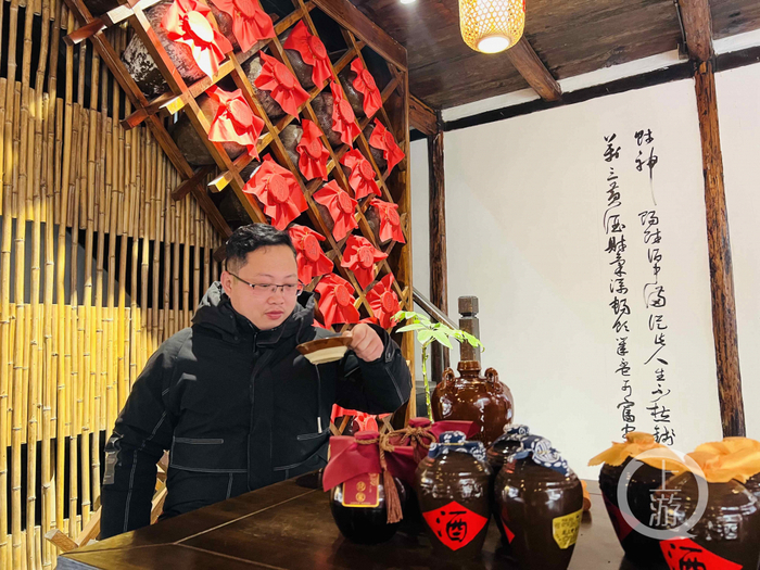 ▲2月1日，江苏周庄，到周庄新年还要喝一碗当地的黄酒。摄影/上游新闻记者 时婷婷