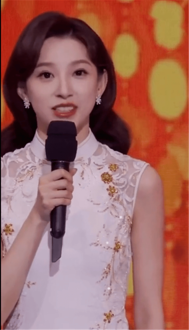 春晚主持人马凡舒成新国民女神,旗袍装超惊艳,她曾透露择偶标准|央视春晚|央视|电话|美女|传媒大学_新浪娱乐_新浪新闻