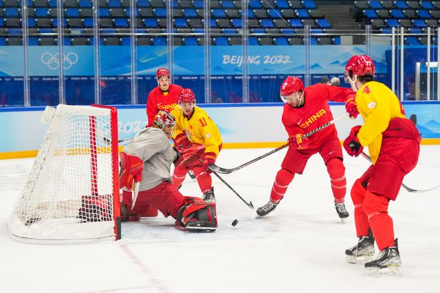 中国队正在训练 邓伟摄