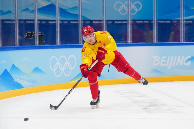 英如镝在2月1日的训练中射门 邓伟摄