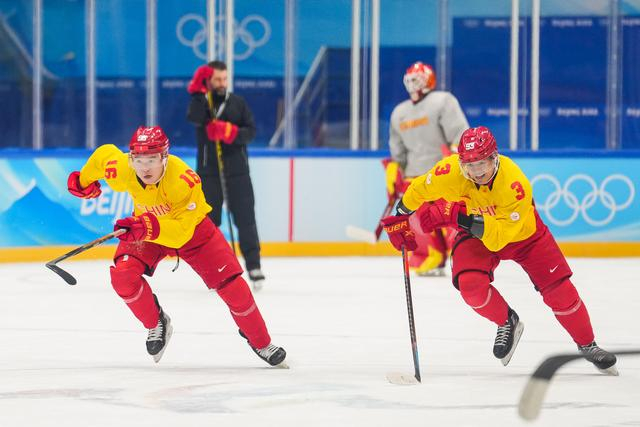 中国男冰队员在进行折返冲刺滑行训练 邓伟摄