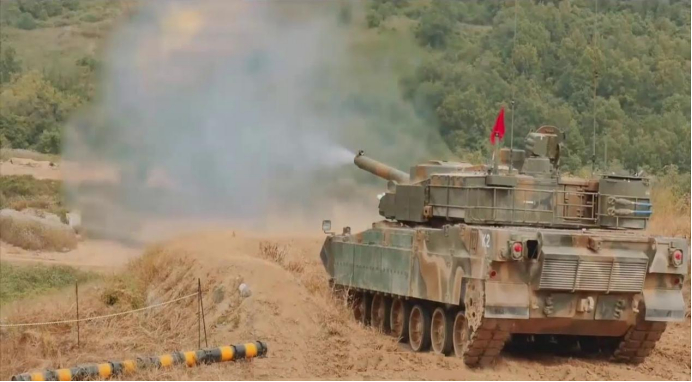 K21-105轻型坦克配备了105毫米火炮。