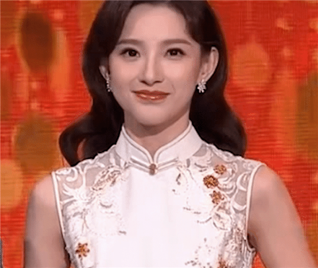 春晚主持人马凡舒成新国民女神,旗袍装超惊艳,她曾透露择偶标准|央视春晚|央视|电话|美女|传媒大学_新浪娱乐_新浪新闻
