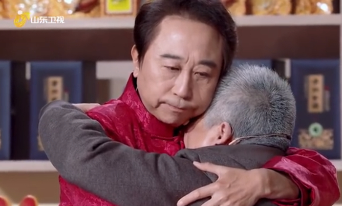 《咱家的年夜饭》中，冯大勺和老人拥抱在一起。
