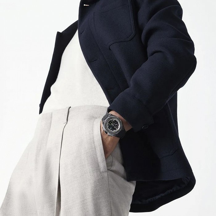 上图：真力时 DEFY EXTREME 碳纤维腕表