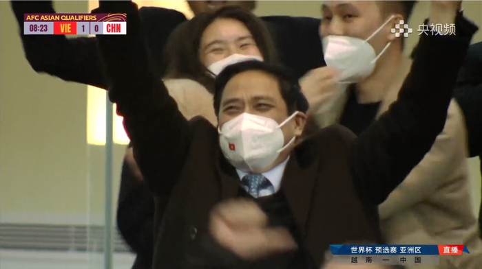 看台上越南总理范明政为越南队进球欢呼