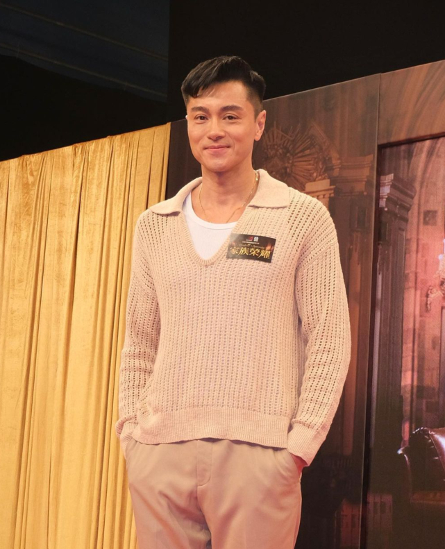 前TVB小生黄浩然晒全家福贺新年 “强迫”太太带其买新衣服过年