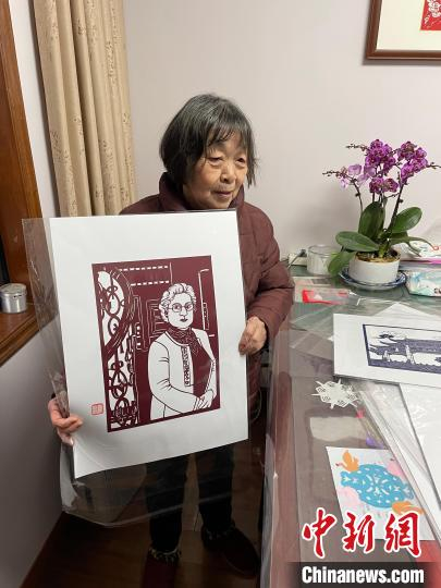 上海市非物质文化遗产海派剪纸艺术代表性传承人周若妹 高志苗 摄