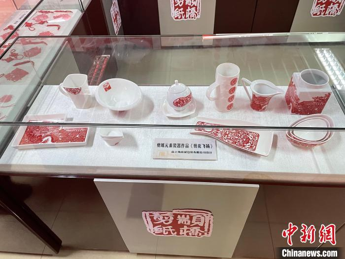 颛桥镇剪纸元素瓷器作品《剪花飞扬》 高志苗 摄