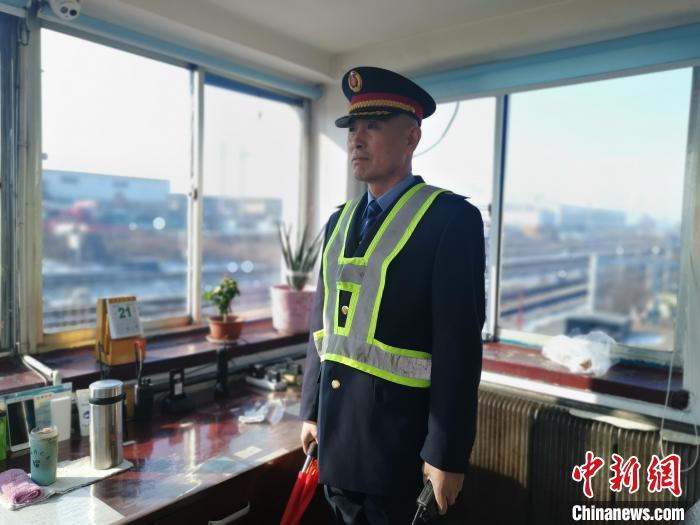 图为道口工老王坚守在工作岗位上。　何乃斌 摄