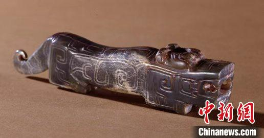 妇好墓玉虎，作极低平的匍匐状。　朱乃诚  供图
