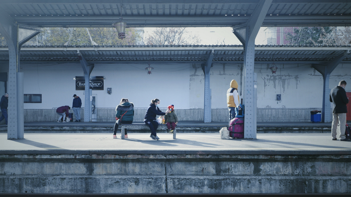 1-4布加勒斯特火车北站的等待乘车的行人（其二） 照片由笔者自行拍摄