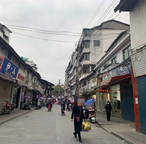 2022年春节前某县城步行街&nbsp; 黄琼/摄影