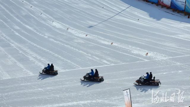 崇礼区富龙滑雪场火炬接力现场。河北日报记者田明摄