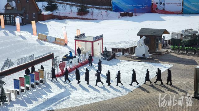 2月3日下午，北京冬奥会火炬抵达崇礼区富龙滑雪场进行接力。河北日报记者田明摄