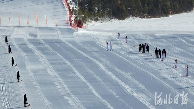 崇礼区富龙滑雪场火炬接力现场。河北日报记者田明摄