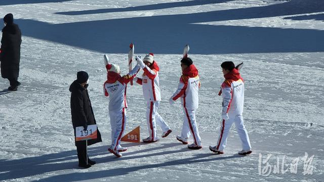崇礼区富龙滑雪场火炬接力现场。河北日报记者田明摄