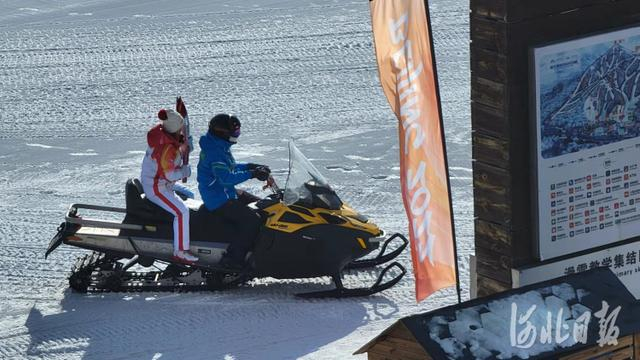 火炬手乘雪地摩托前往接力地点。河北日报记者田明摄