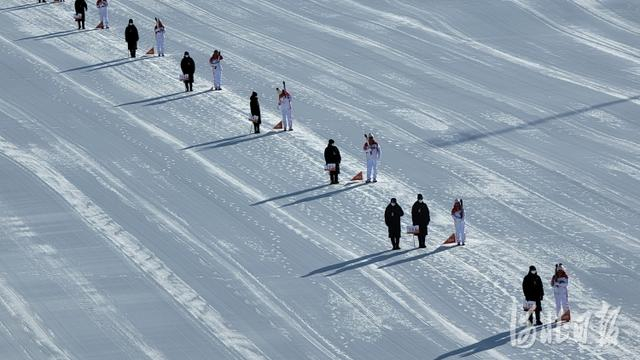 崇礼区富龙滑雪场火炬接力现场。河北日报记者田明摄