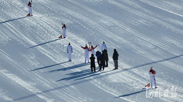 崇礼区富龙滑雪场火炬接力现场。河北日报记者田明摄