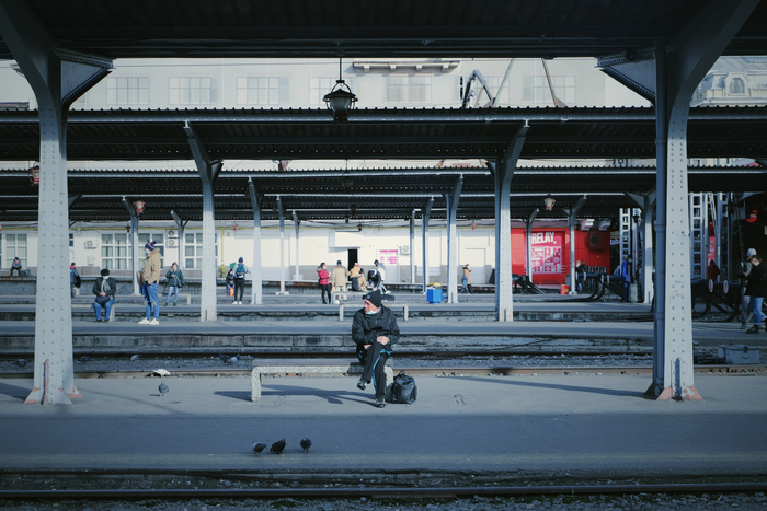 1-3布加勒斯特火车北站的等待乘车的行人（其一） 照片由笔者自行拍摄