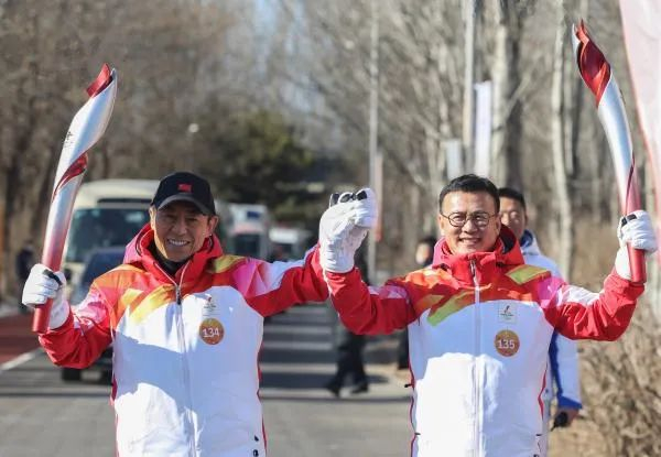 张艺谋和李兴钢在交接火炬