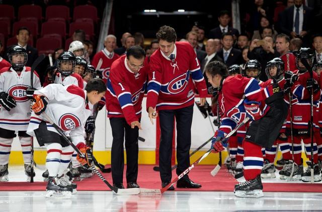 李克强、特鲁多总理为华裔小冰球运动员比赛开球。来源：中国政府网