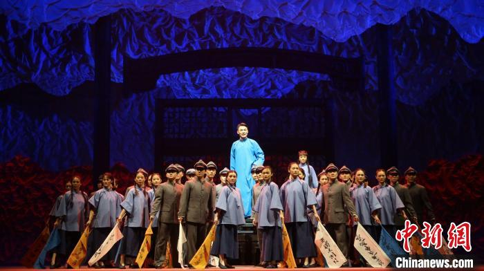 婺剧现代戏《信仰的味道》演出现场。　董易鑫 摄