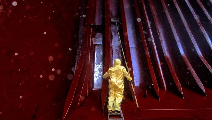 船舶上正在进行清洗刷漆的工作。图片由受访者提供