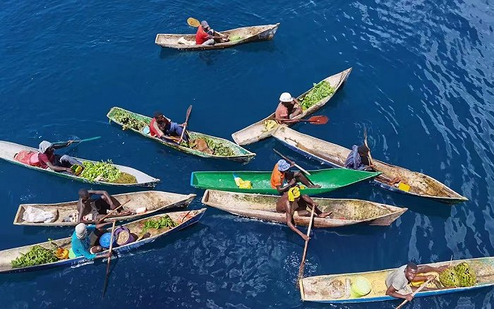 不能上岸，海员们便向驾小船的当地人购买生鲜。图片由受访者提供