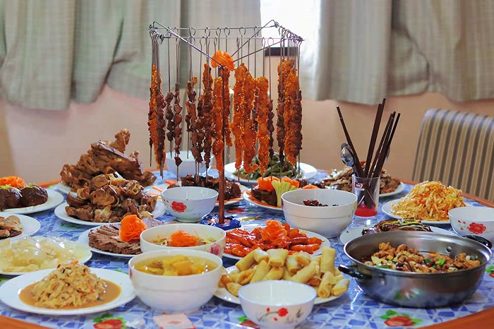 2021年春节，张碧涵第二年没有与家人团聚，而是和同事在船上度过了春节。图片由受访者提供