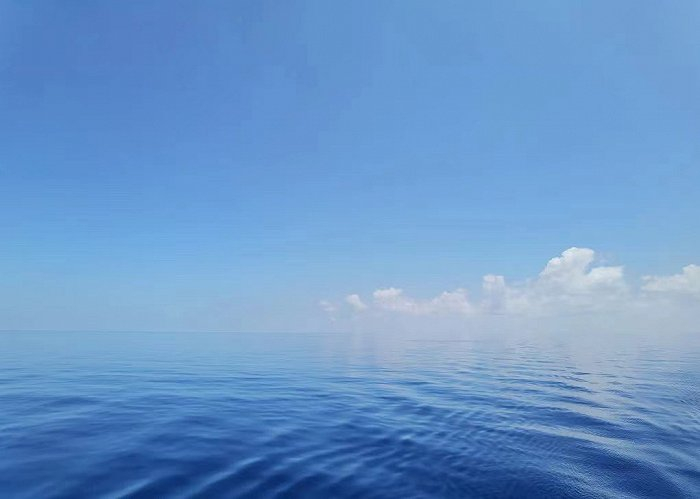 赤道附近海天一色，海面似绸缎般柔和。图片由受访者提供