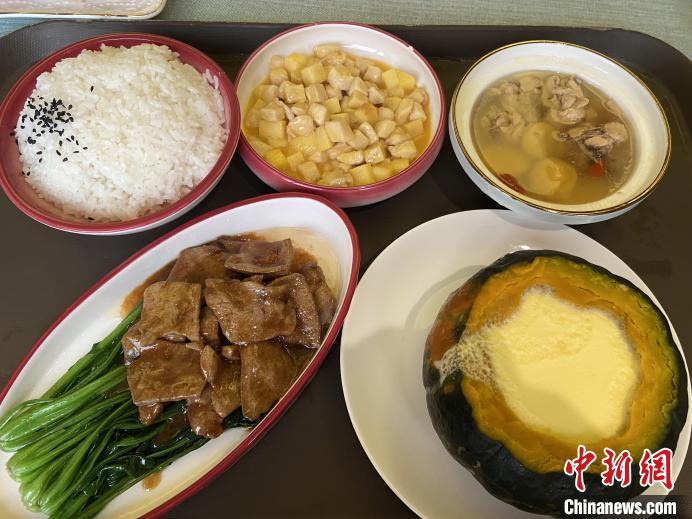 月子餐。　林波 摄