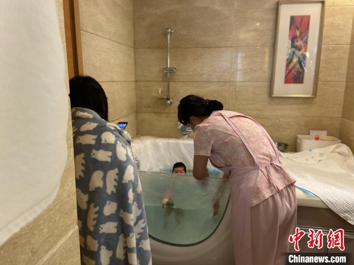 月子中心宝宝洗澡项目。　林波 摄