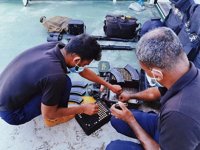 安保人员在准备各式装备。图片由受访者提供