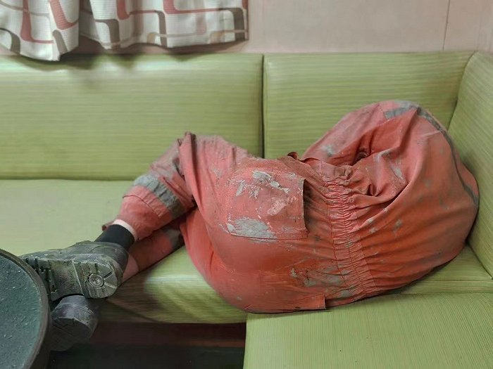 船上的工作并不轻松，“灰头土脸”是工作常态。图片由受访者提供