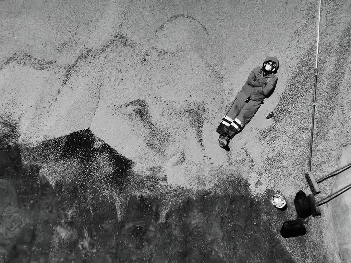 在德国汉堡港，张碧涵拍摄的港口工人。图片由受访者提供